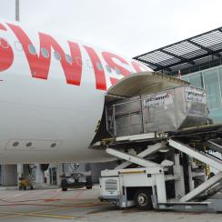 Loading scene of a SWISS aircraft at Zurich airport, Terminal E