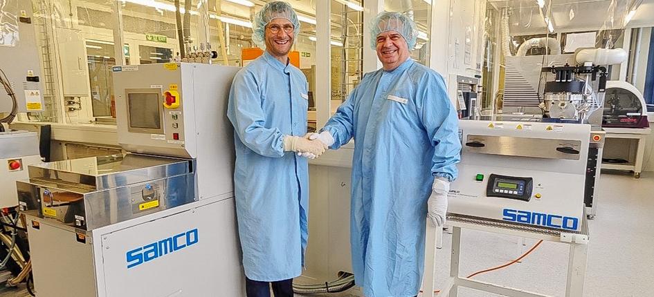 Marco Cucinelli, head of the IMP cleanroom laboratory and Vinzenz Gangl, CEO of samco-ucp ltd. Image provided by OST – Ostschweizer Fachhochschule