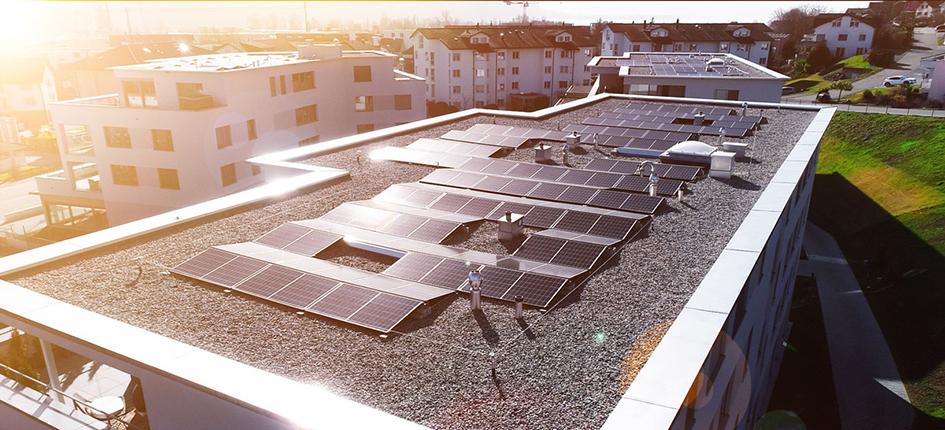 Photovoltaikanlage der Überbauung Schlattpark Schmerikon, welche die SAK im Rahmen ihrer Multi-Energie-Lösung zusammen mit Heizplan über drei Wohneinheiten hinweg anfangs 2021 realisiert hat.