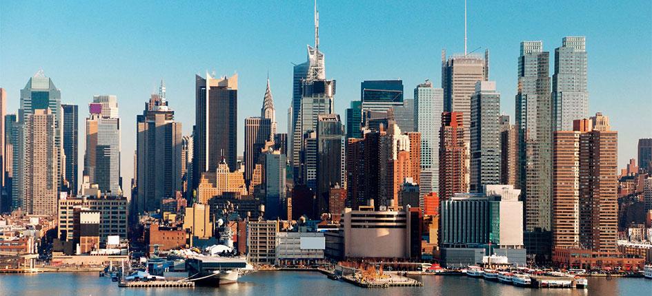 Skyline di New York sull'Hudson  con barca e grattacieli