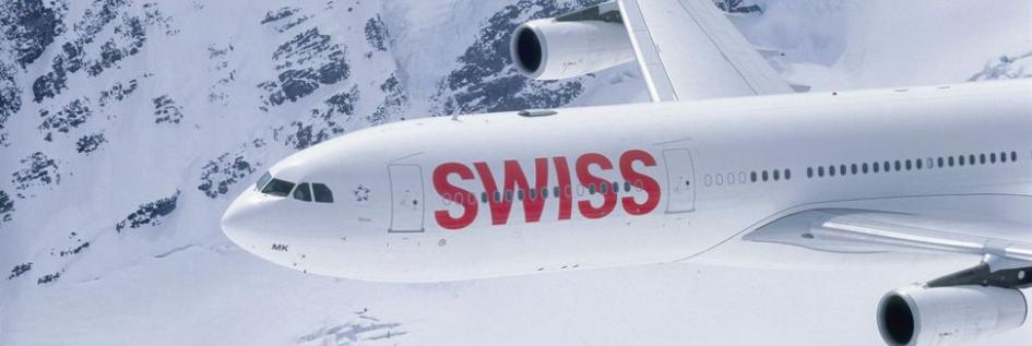 Ein Flugzeug fliegt über die schneebedeckten Berge