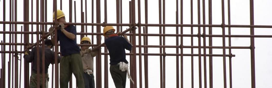 Lavoratori asiatici che costruiscono un nuovo edificio.