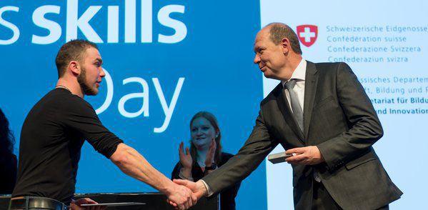 Jóvenes profesionales son distinguidos en el SwissSkills Day 2017.