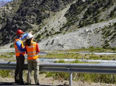 Zwei Ingenieure blicken auf die chilenischen Berge