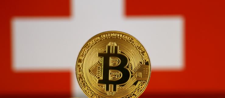versión física de bitcóin y bandera suiza