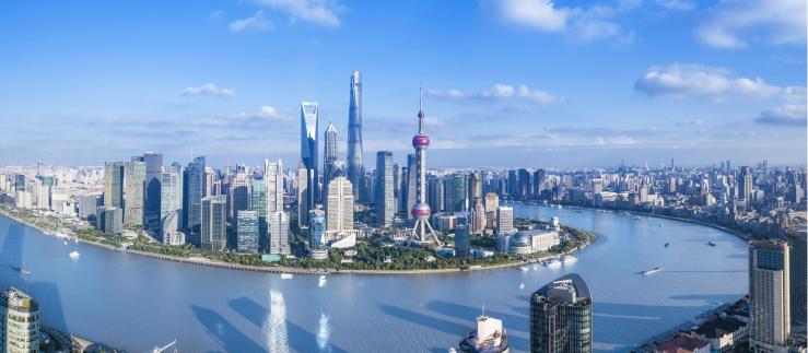 Panorama von Shanghai mit blauem Himmel