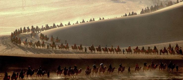 Eine Kamelkarawane in der Wüste
