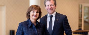 Ruth Metzler-Arnold, Präsidentin von Switzerland Global Enterprise, mit dem neu gewählten Verwaltungsrat Florian Strasser. Nicht im Bild ist der ebenfalls gewählte neue Vewaltungsrat Emile de Rijk.