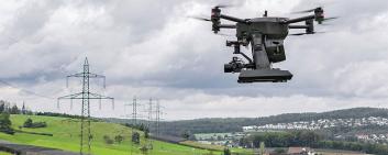 X8-Drohne bei der Inspektion von Hochspannungsleitungen. Bild: Xer Technologies