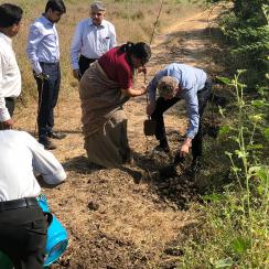 Action with symbolic character: As a sign of sustainable cooperation, Christian Reinau is planting several trees on the site of the new production hall together with the Indian joint venture partners.