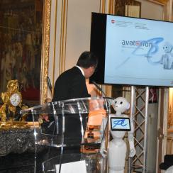 Patrice Jacquier, Directeur du Swiss Business Hub France, partage la scène avec le robot Pepper pour présenter les finalistes.