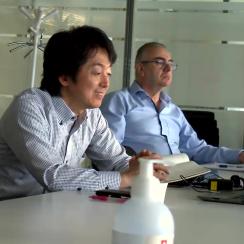 EPFL内会議室でインタビューに応える岩井氏