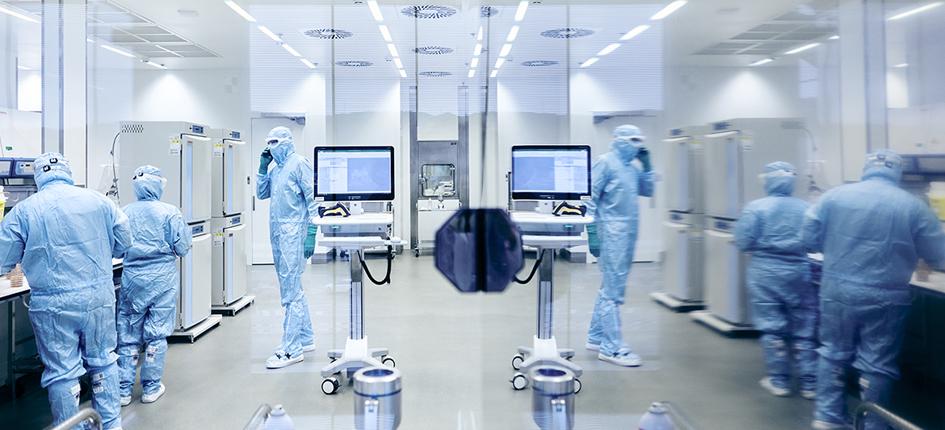 Die Schweizer Novartis gilt als eines der innovativsten Pharmaunternehmen der Welt. Hier sind Prozessoperatoren in einem Novartis-Reinraum in der Schweiz zu sehen. Bild: Novartis