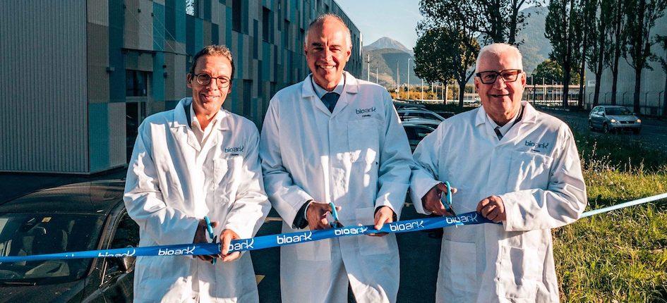 The third building of the site was inaugurated in the presence (from left to right) of Stéphane Coppey, the President of the City of Monthey, Christophe Darbellay, Head of the Department of Economy and Education, and Jean-Marc Tornare, President of BioArk.