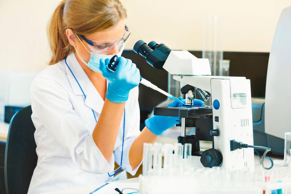 Une femme travaillant dans un laboratoire avec un microscope