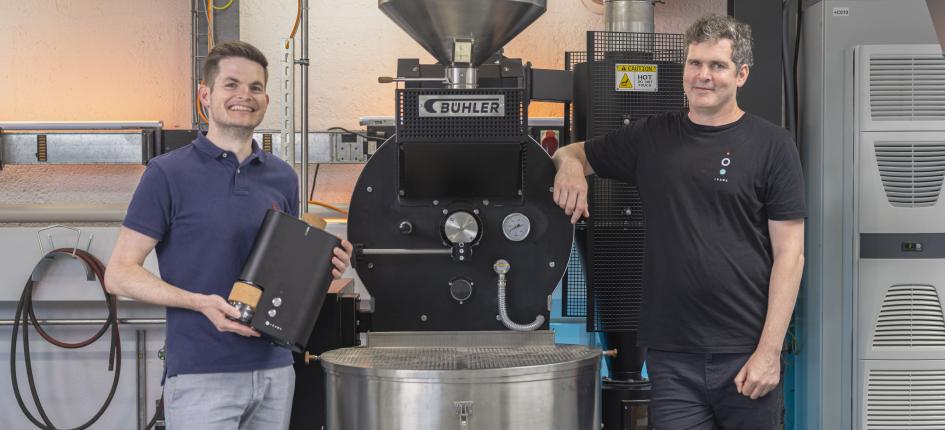Michael Blatter with the Sample Roaster from Ikawa and Andrew Stordy next to the RoastMaster 20 from Bühler. 