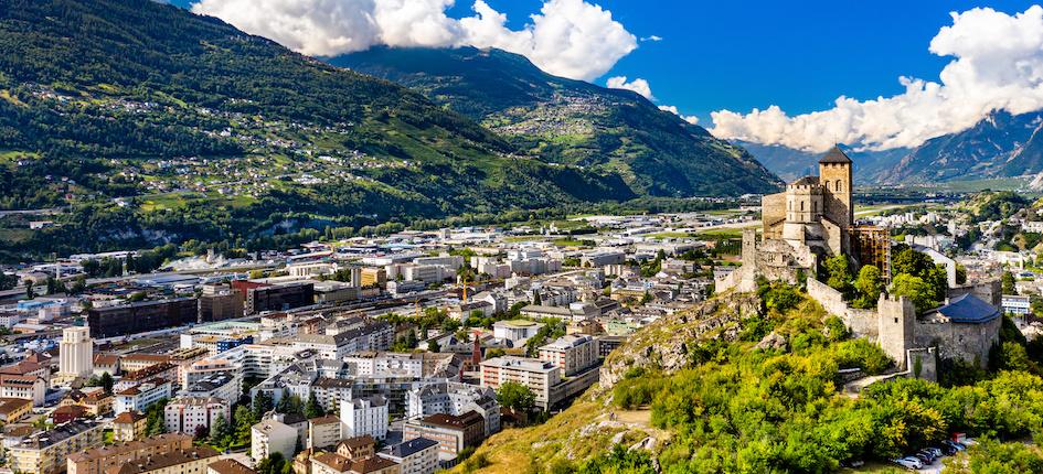 アルプスのソーラーパークから環境に優しい織物のイノベーションまで、地元の大自然と強固なクリーンテック・エコシステムが融和し、持続可能な進歩の限界に挑み続けているのが、スイスのヴァレー州です。