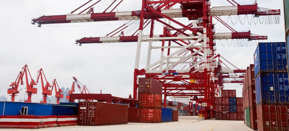 Container & Kräne in chinesischem Hafen