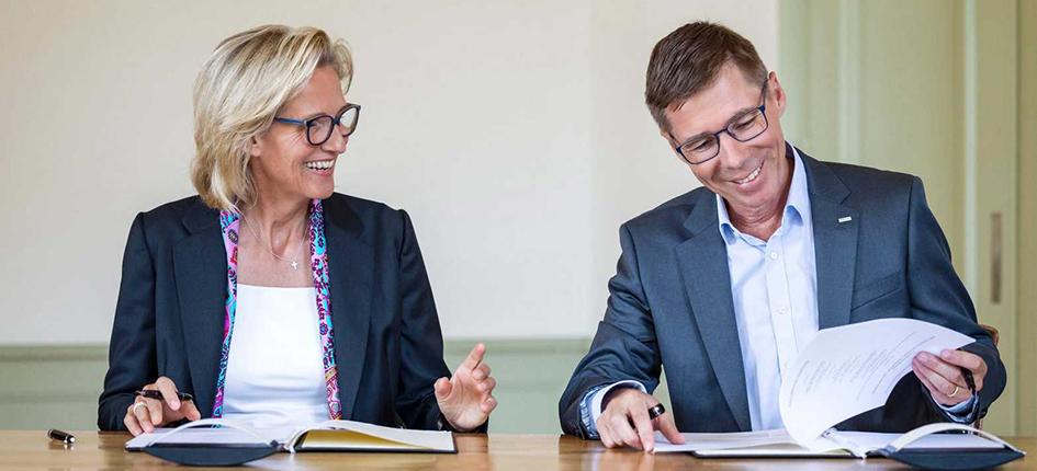 Sabine Keller-​Busse, President UBS Switzerland, und Joël Mesot, Präsident ETH, unterzeichnen die Verträge zur strategischen Partnerschaft. 