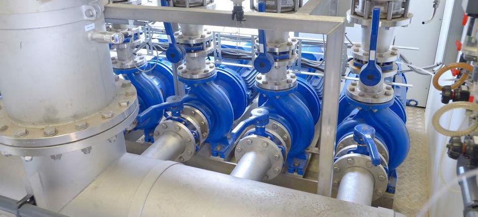 Appareil de filtrage pour la purification de l’eau dans une usine (image d’illustration)