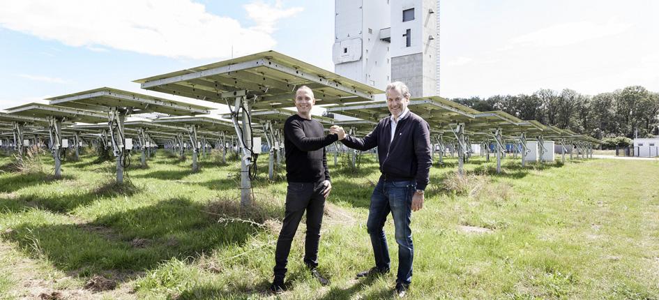 Heliokon CEO Patrick Hilger and Synhelion CEO Gianluca Ambrosetti in front of the Jülich solar tower.