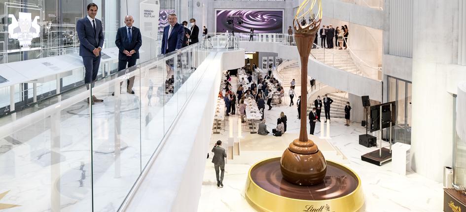 Bundesrat Ueli Maurer, Stiftungsratspräsident Ernst Tanner und Markenbotschafter Roger Federer eroeffnen das Lindt Home of Chocolate.