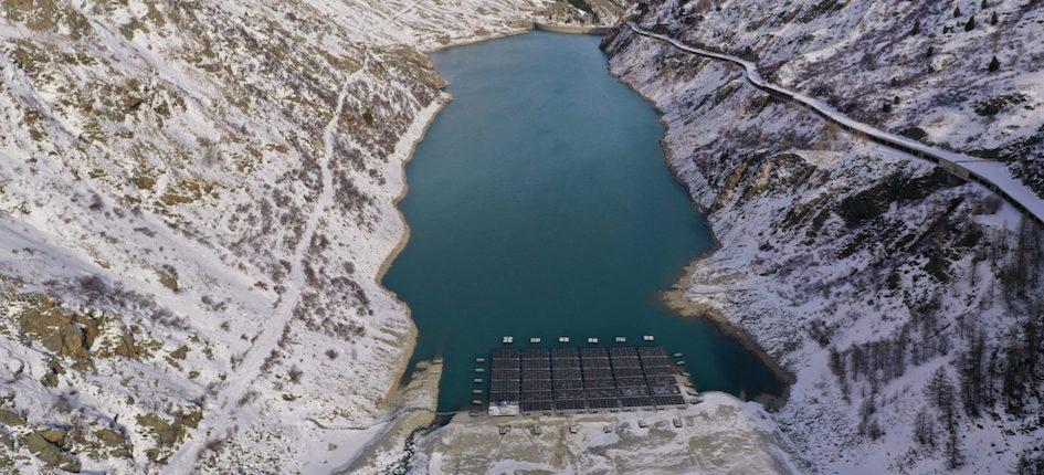 À 1’810 mètres d’altitude, la centrale solaire pionnière du Lac des Toules, constituée de 2’240 mètres carrés de panneaux solaires, produira plus de 800’000 kWh par an.