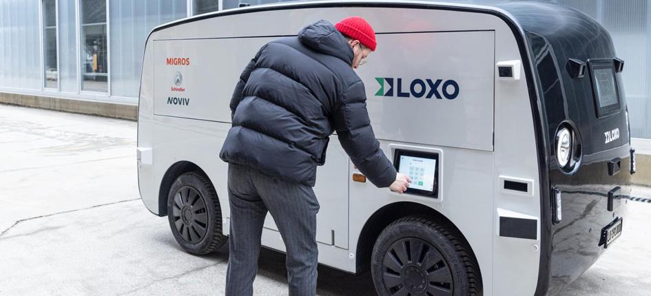 The self-driving Migronomous delivers products from the local Migros store to Schindler employees in Ebikon. 