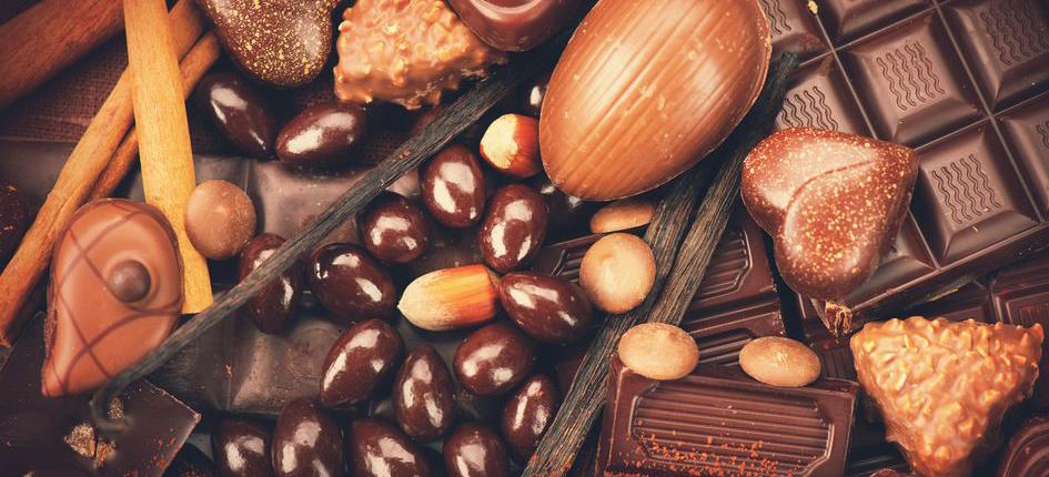 Divers types de chocolat sur une table.