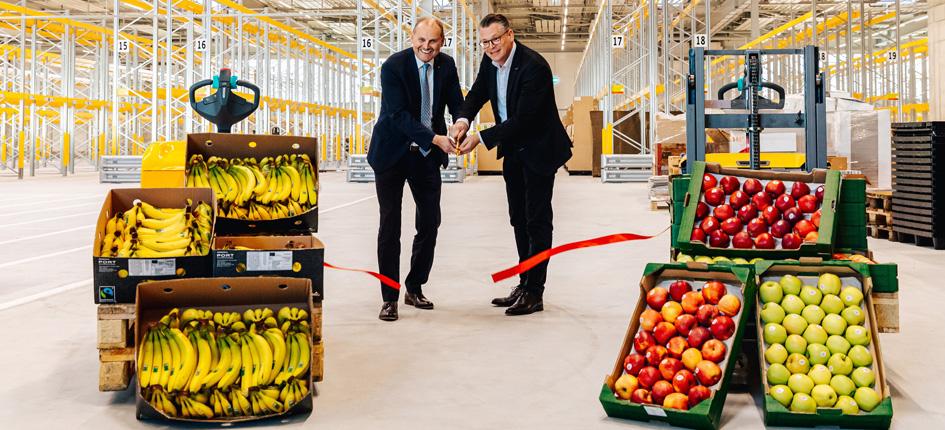 Max Vögeli, Mayor of Weinfelden, and Torsten Friedrich, CEO Lidl Switzerland, open the new logistics building.