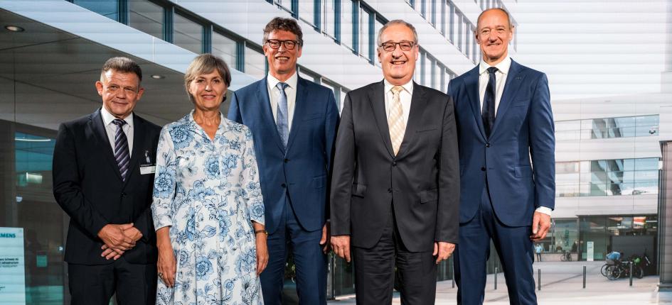 From left to right: Zsolt Sluitner - CEO Siemens Real Estate, Mrs. Landammann Silvia Thalmann-Gut, Matthias Rebellius - CEO Smart Infrastructure and Member of the Board of Siemens AG, Federal Councillor Guy Parmelin, Roland Busch - Chairman of the Board of Siemens AG. Image credit: Siemens