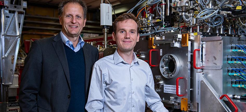 Michael Hennig, CEO der Biotech-Firma leadXpro, und PSI-Physiker Karol Nass im SwissFEL.
