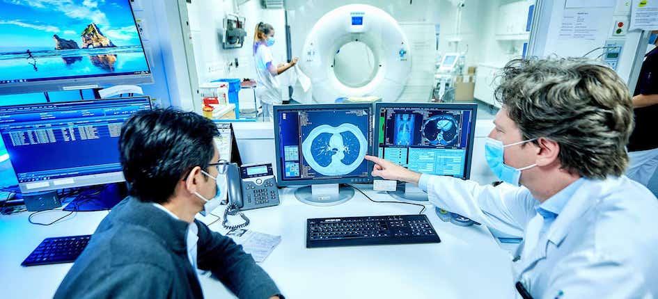 A research team from the University of Bern and the Inselspital is investigating and developing innovative approaches that will enable personalized diagnosis and treatment of myocarditis. In 2021, the University of Bern and the Inselspital founded the “Center for Artificial Intelligence in Medicine” (CAIM), which combines cutting-edge research, engineering, digitalization and artificial intelligence to develop new medical technologies.