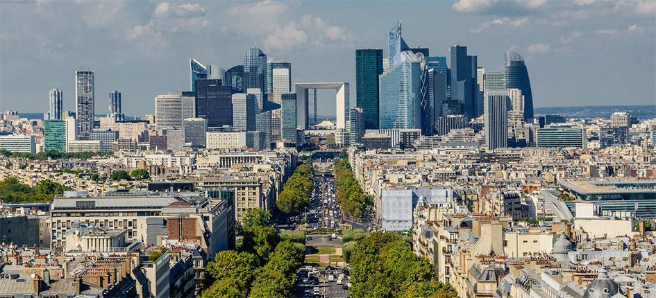 Blick auf den Grande Arche de la Défense und Geschäftsbezirk von Paris, Frankreich