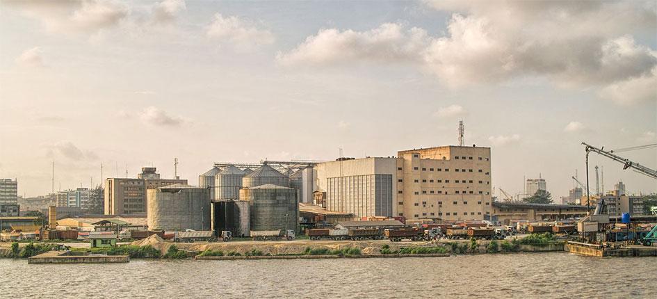 Silos di farina nel porto di Lagos