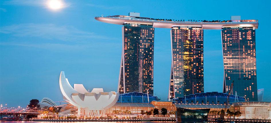 Nachtaufnahme des Mondes über dem Marina Bay Sands Resort, die Helix-Brücke und das Singapore Arts and Science Museum