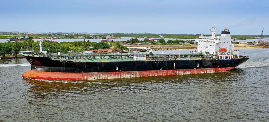 Öltanker vor der Küste von Lagos
