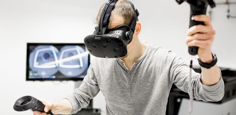 Ein Mann trägt eine Virtual Reality Brille.