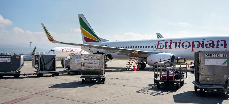 Addis Abeba, Etiopia - 23 aprile, 2019: Boeing 737 della Ethiopian airlines in attesa a terra in una giornata di sole, con un altro aereo A350 alle spalle. EAL è la più grande compagnia aerea africana