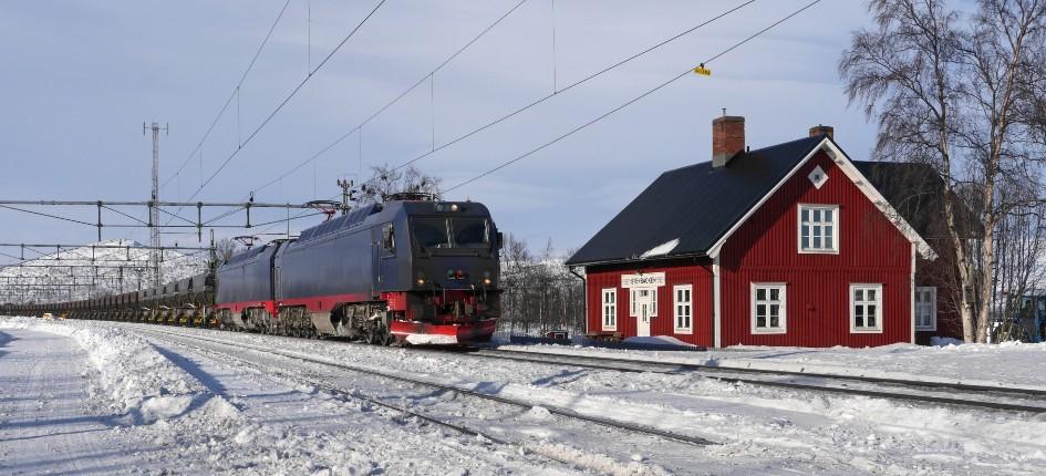 Schwedische Zug auf verschneiten Gleisen