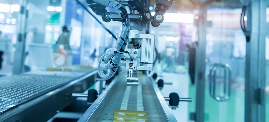 Robot industriel dans une usine