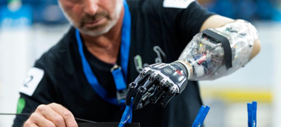 Wissenschaftler bei der Arbeit mit einer Roboterhand.