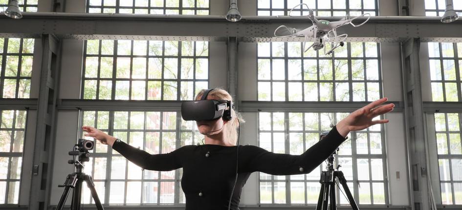 Frau mit VR-Brille und Drohne