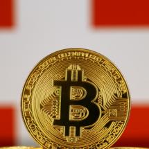 versión física de bitcóin y bandera suiza