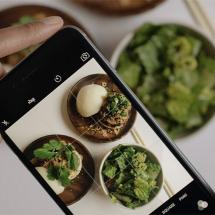 An artificial intelligence-based app analyzes photographed meals and drinks. 