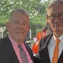 Der Schweizer Botschafter in den USA, Jacques Pitteloud (rechts), überreicht den Preis an Chris Blake, CEO von maxon USA. Bild: Maxon