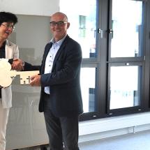 An der Eröffnungsfeier überreicht OKB-CEO Margrit Koch symbolisch einen Schlüssel an Jost Ettlin, Präsident Verein Startup Pilatus. Bild: OKB