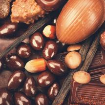 Divers types de chocolat sur une table.