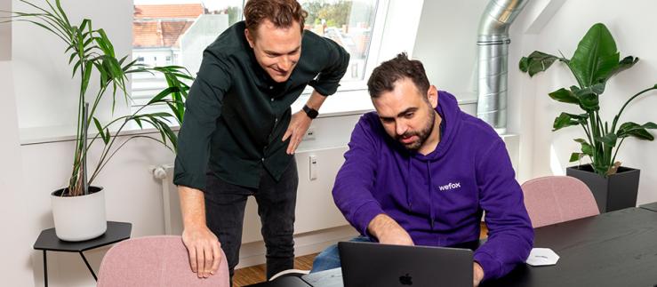 Founded by Fabian Wesemann (CFO, left) and Julian Teicke (CEO, right), digital insurance company WeFox has proven to be a particularly successful job engine. 
