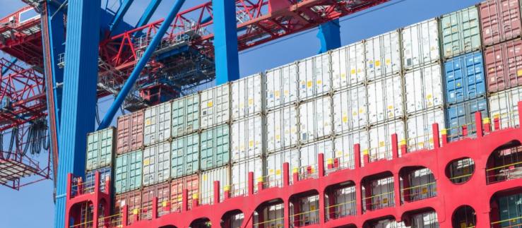 Containerschiff am Containerterminal Export Frihandel Wirtschaft